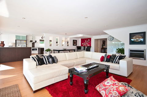Surfers Paradise Escape - Waterfront House - Perths Hotel 1
