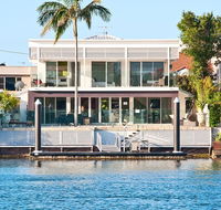 Surfers Paradise Escape - Waterfront House - Perths Hotel