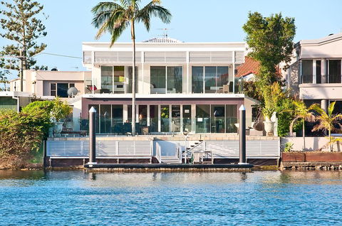 Surfers Paradise Escape - Waterfront House - Perths Hotel 0