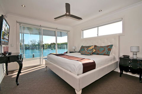 Surfers Paradise Escape - Waterfront House - Perths Hotel 3