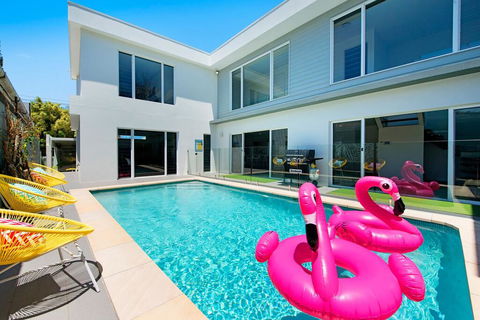Surfers Paradise Holiday Home Almalfi Drive - Perths Hotel 2