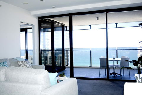Surfers Paradise Two Bedroom Luxury Seaview Spa Apartment - Sealuxe - Perths Hotel 3