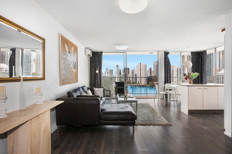 Sweeping Views Of Surfers Paradise And Chevron Island - Perths Hotel 0