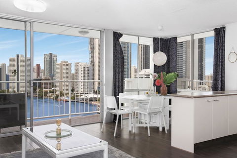 Sweeping Views Of Surfers Paradise And Chevron Island - Perths Hotel 1