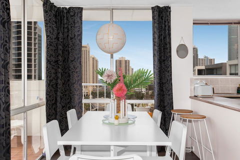 Sweeping Views Of Surfers Paradise And Chevron Island - Perths Hotel 2