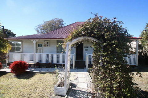 Tenterfield Historic C1895 Cottage - Perths Hotel 1
