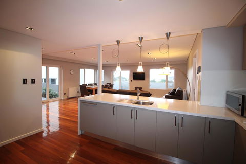 Sunny 3 Bedroom Apartment In Sandy Bay - Perths Hotel 11