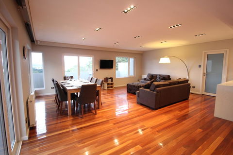 Sunny 3 Bedroom Apartment In Sandy Bay - Perths Hotel 1