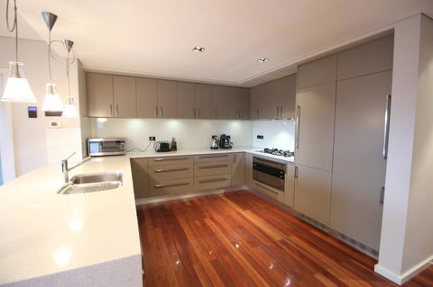 Sunny 3 Bedroom Apartment In Sandy Bay - Perths Hotel 10