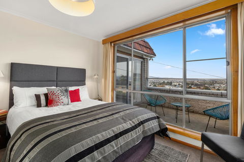 That '70s House - Perths Hotel 2