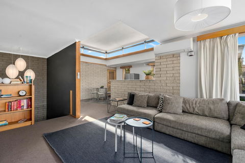 That '70s House - Perths Hotel 6