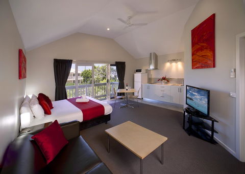Boathouse Resort Studios And Suites - Perths Hotel 10