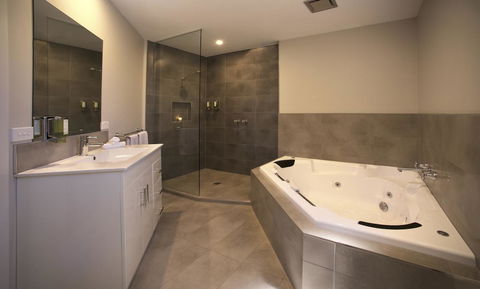 Boathouse Resort Studios And Suites - Perths Hotel 17