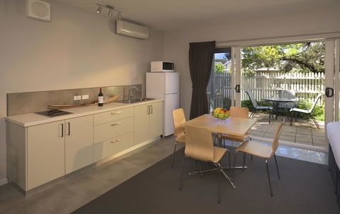 Boathouse Resort Studios And Suites - Perths Hotel 21