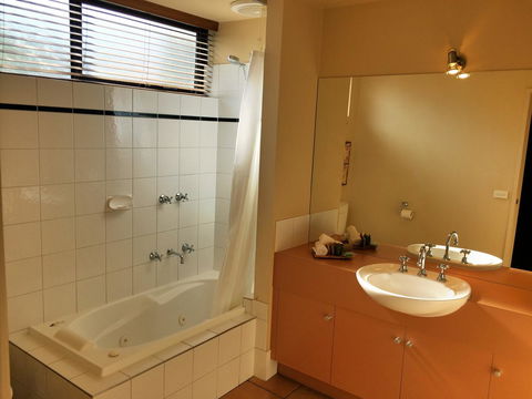 Lorne Surf Apartments - Perths Hotel 24