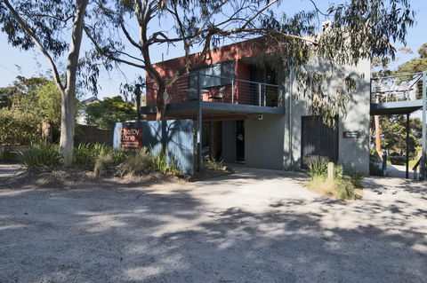 Lorne Surf Apartments - Perths Hotel 8