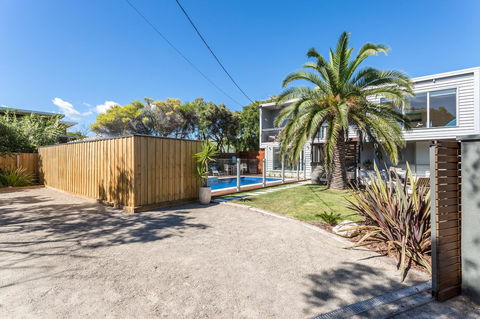 Front Beach House - Perths Hotel 5