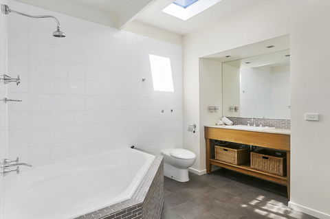 Front Beach House - Perths Hotel 22