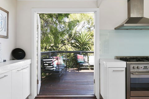 Front Beach House - Perths Hotel 11