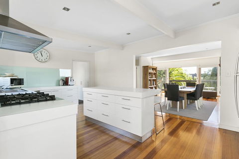 Front Beach House - Perths Hotel 3