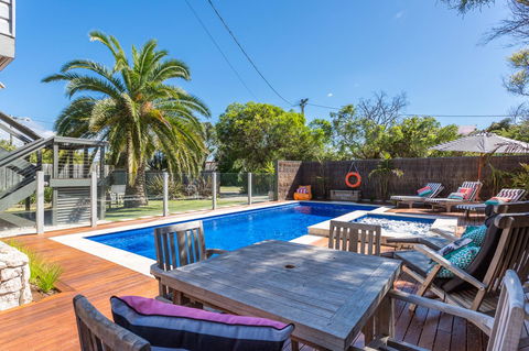 Front Beach House - Perths Hotel 9