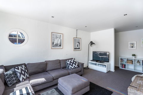 Front Beach House - Perths Hotel 10