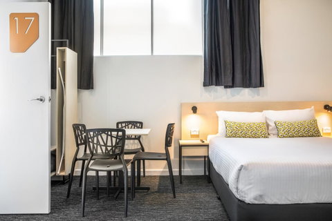 Nightcap At Seaford Hotel - Perths Hotel 3