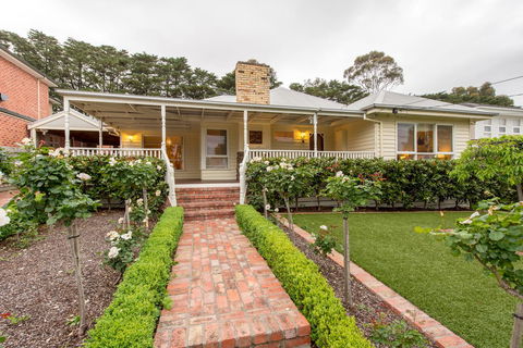 Lovely 5BR Full House In Glen Waverley, Walk To Train, Bus & Shops - Perths Hotel 16