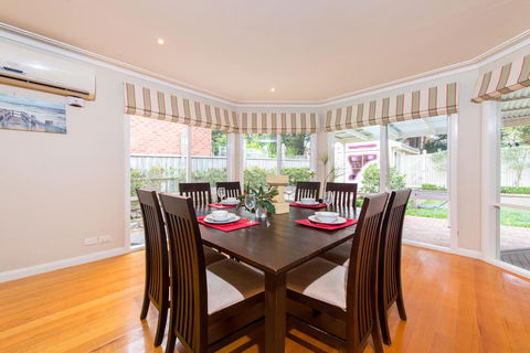 Lovely 5BR Full House In Glen Waverley, Walk To Train, Bus & Shops - Perths Hotel 4
