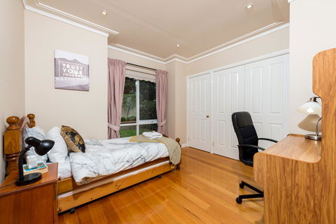 Lovely 5BR Full House In Glen Waverley, Walk To Train, Bus & Shops - Perths Hotel 9