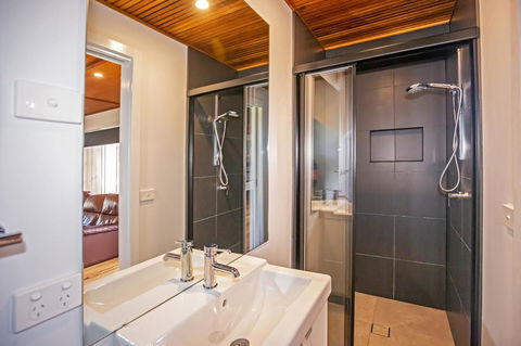 Island Getaway Cape Woolamai - Perths Hotel 11