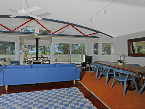 The Boathouse - Comfortable Beachfront Home - Perths Hotel 3
