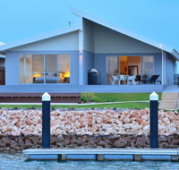 The Carnarvon Luxury Canal Home - Perths Hotel
