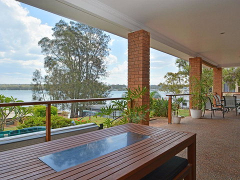The House On The Lake @ Fishing Point, Lake Macquarie - Honestly Put The Line In And Catch Fish - Perths Hotel 0