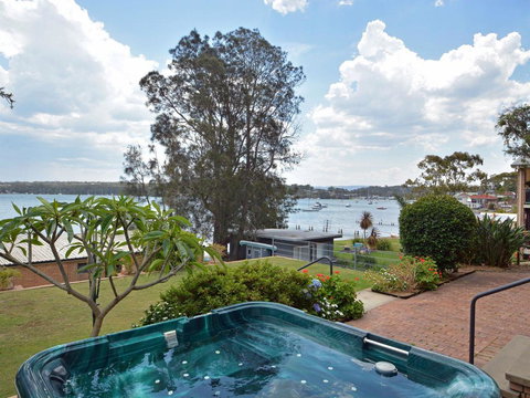 The House On The Lake @ Fishing Point, Lake Macquarie - Honestly Put The Line In And Catch Fish - Perths Hotel 1