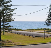 The Penguins Head - across from the beach - Perths Hotel