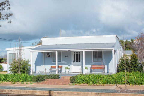 The Rested Guest 3 Bedroom Cottage West Wyalong - Perths Hotel 0