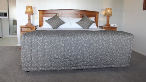The Saltbush Motor Inn - Perths Hotel 0