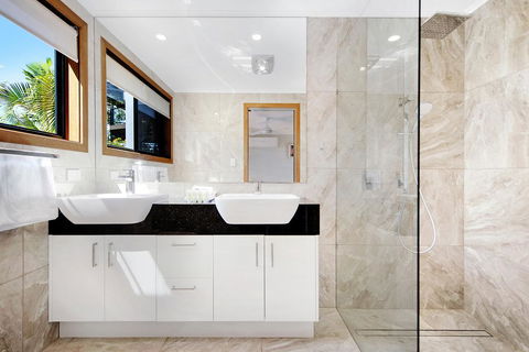 THE VIEW, TUGUN - 4 Bedrooms - Sea Views - Private Heated Pool - Perths Hotel 2