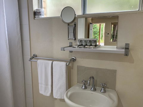 Tin Can Bay Motel - Perths Hotel 2