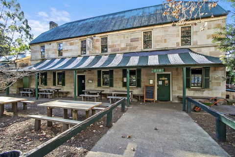 Tiny St Albans - Perths Hotel 1