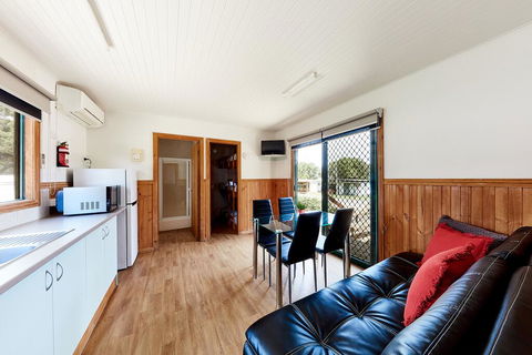 Torquay Foreshore Caravan Park - Perths Hotel 1