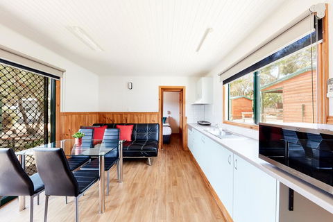 Torquay Foreshore Caravan Park - Perths Hotel 2