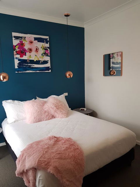 Town House Motor Inn Young - Perths Hotel 0