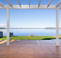 Tranquility Absolute Waterfront - Pet Friendly - 10 Mins to Hyams Beach - Perths Hotel
