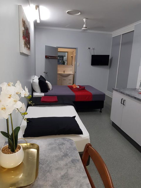 Tropical Lodge - Perths Hotel 3