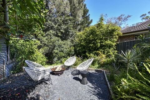 UMINA BEACH KOKOMO- Walk To The Beach, FAMILY And PET FRIENDLY Set Of 3 Vintage Original Holiday Flats & Vintage Caravan And Bat - Perths Hotel 3