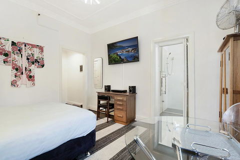 Unbeatably Located Art Deco Surry Hills Studio - Perths Hotel 3