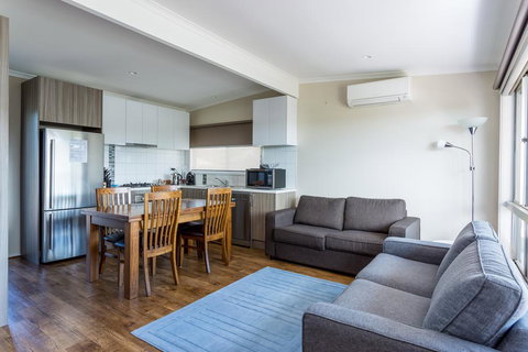 Upstairs Cottage On Beachurst - Perths Hotel 3