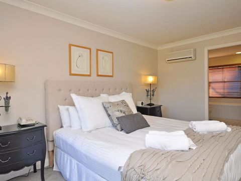 Villa 3br Beaujolais Luxe + Style Resort Condo Located Within Cypress Lakes Resort (nothing Is More Central) - Perths Hotel 3